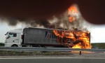FOTO: Zapalio se kamion kod Pećinaca, raščišćavaju se kilometarske kolone