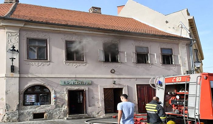 FOTO: Žena teže povređena u požaru u Sremskim Karlovcima