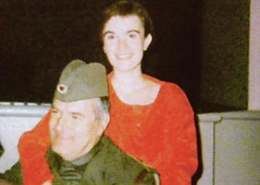 FOTOGRAFIJA RATKA MLADIĆA SA ĆERKOM UZDRMALA TVITER: Ovo je retko viđen snimak generala sa ljubimicom koja je završila tragično!