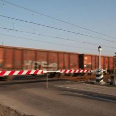 FOTOGRAFIJA SA LICA MASTA: Poznat uzrok sudara voza i kamiona u Futogu! Vozač hteo nepropisno da pređe prugu