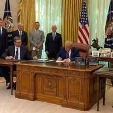 FOTOGRAFIJE ZA ISTORIJU: Pogledajte kako je izgledalo potpisivanje sporazuma u Ovalnom kabinetu! (FOTO)