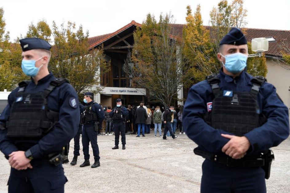 FRANCUSKA U STRAHU I ŠOKU POSLE UBISTVA PROFESORA: Istraga u toku, danas sastanak vlasti, škole i roditelja učenika (VIDEO)