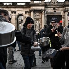FRANCUZI OGORČENI MAKRONOVIM GOVOROM: Parižani ispred Gradske kuće udaraju kašikama o metalne lonce i uzvikuju protestne slogane (VIDEO)