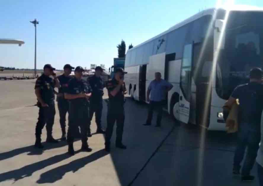 FUDBALERI SRBIJE DOLETELI U PODGORICU: Crnogorska policija dočekala Orlove (KURIR TV)