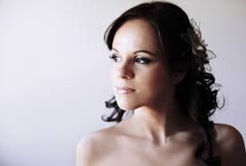 Fashion Weekend: Kamila Alveš poput boginje u zlatnom, Lili Rouz u seksi crnom odelu