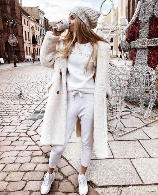Fashion izbor koji osvaja Instagram – Beli teddy kaput