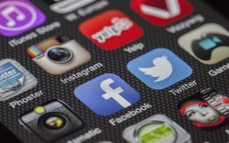 
					Fejsbuk i Instagram blokirali spornog komičara Dijedonea zbog širenja mržnje 
					
									