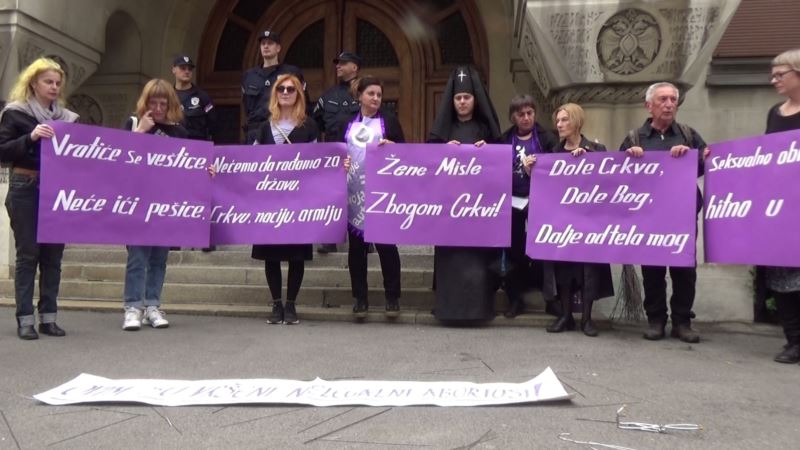 Feministička akcija ispred Patrijaršije u Beogradu