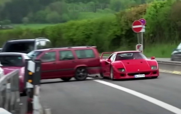 Ferrari F40 udario u Volvo, a ovo su posledice