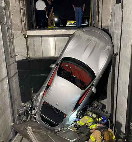Ferrari Roma stradao zbog kvara lifta