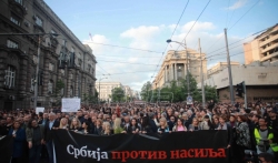 Figaro: Građani Srbije izašli na ulice da osude klimu nasilja