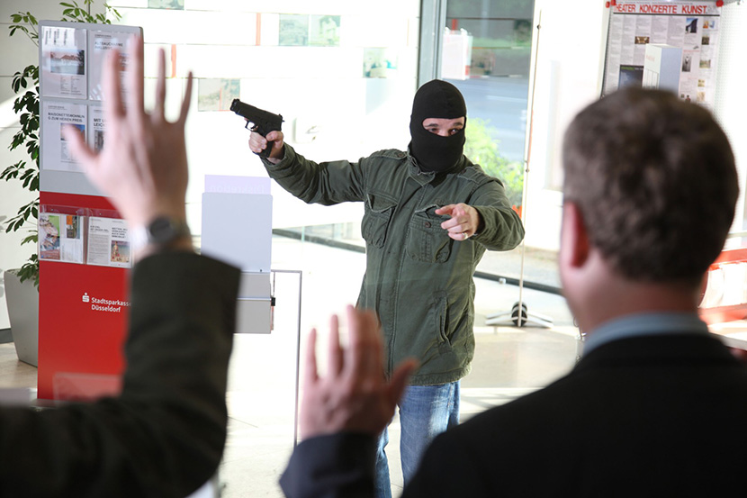 Filmska pljačka usred bela dana: Naoružani, maskirani napadač opljačkao banku u Zagrebu