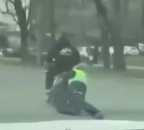 Filmska scena u saobraćaju: Tinejdžer na motociklu vukao policajca VIDEO