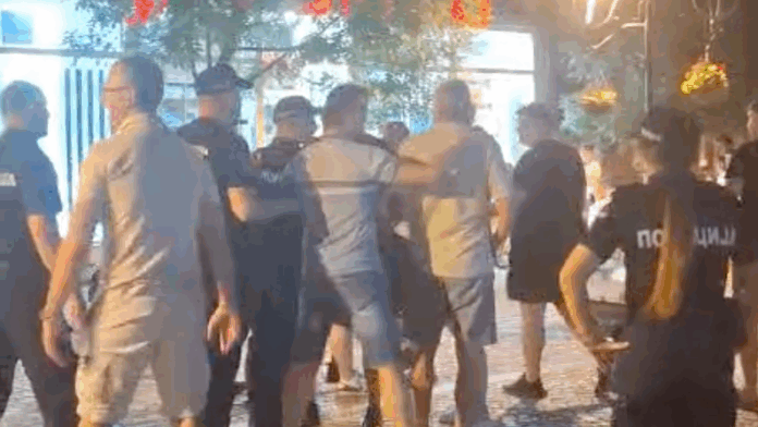 Fizički napad na aktiviste u Vranju: Napadači upali u kafić aktivisti koji je govorio na protestu