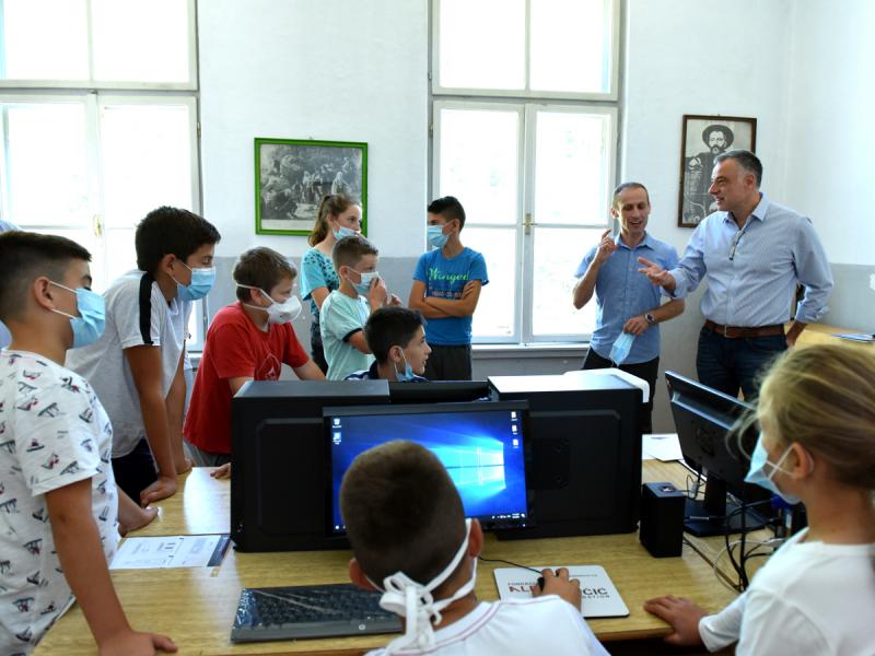 Fondacija Alek Kavčić donirala 3 računara i štampač školi u Tularu