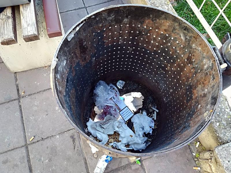Foto-vest: Bacaju smeće u kantu sa probušenim dnom