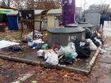 Foto-vest: Deponija oko podzemnih kontejnera na Bulevaru Nemanjića