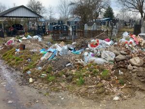 Foto-vest: Divlja deponija na seoskom groblju u Leskovcu
