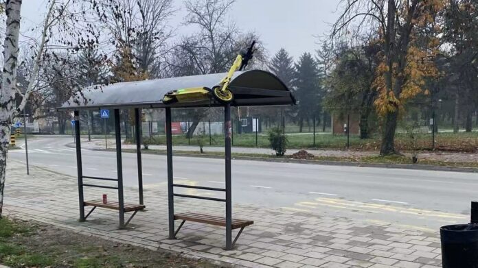 Foto-vest: Elektični trotinet parkiran na konstrukciji autobuske stanice preko puta škole u Nišu