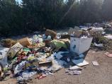 Foto-vest: Gomila smeća ispred groblja u naselju 9. maj u Nišu