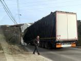 Foto-vest: Kamion ponovo udario u nadvožnjak na ulazu u Novo Selo
