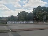 Foto-vest: Na mostu kod Ćele-kule plakat s natpisom Vidimo se na Kosmetu
