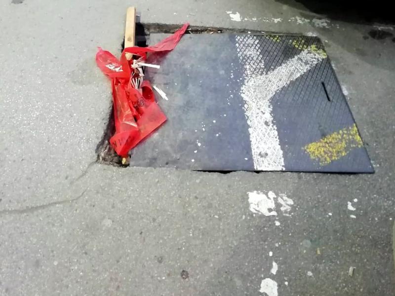 Foto-vest: Na trotoaru na Margeru već danima otvoren šaht