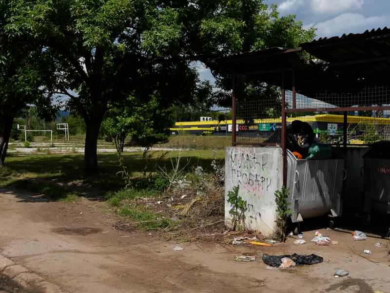 Foto-vest: Nagomilano đubre pored kontejnera u školskom dvorištu