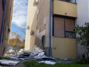 Foto-vest: Obrušio se deo fasade sa zgrade u Nišu