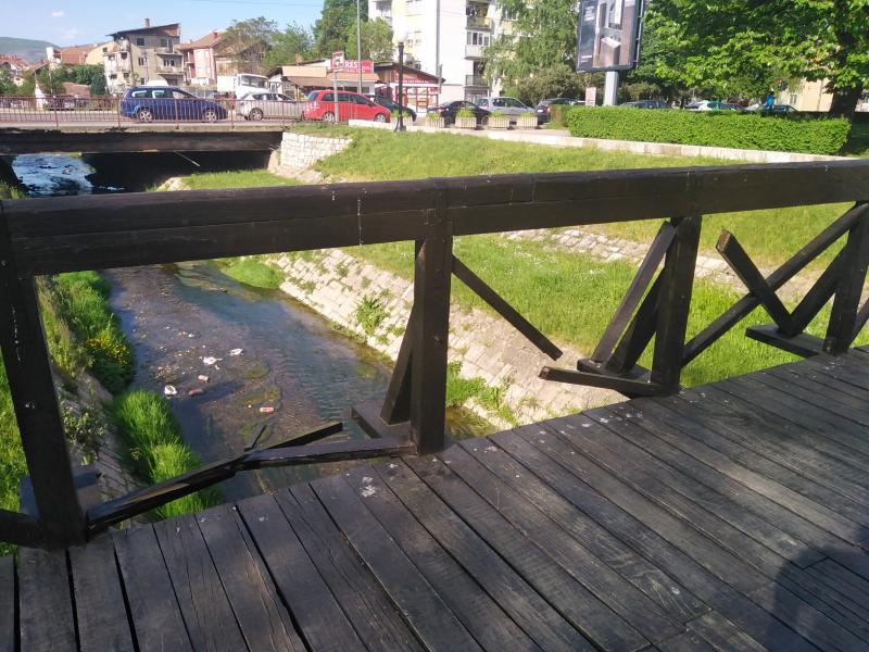 Foto-vest: Polomljena ograda na drvenom mostiću kod Ćele-kule