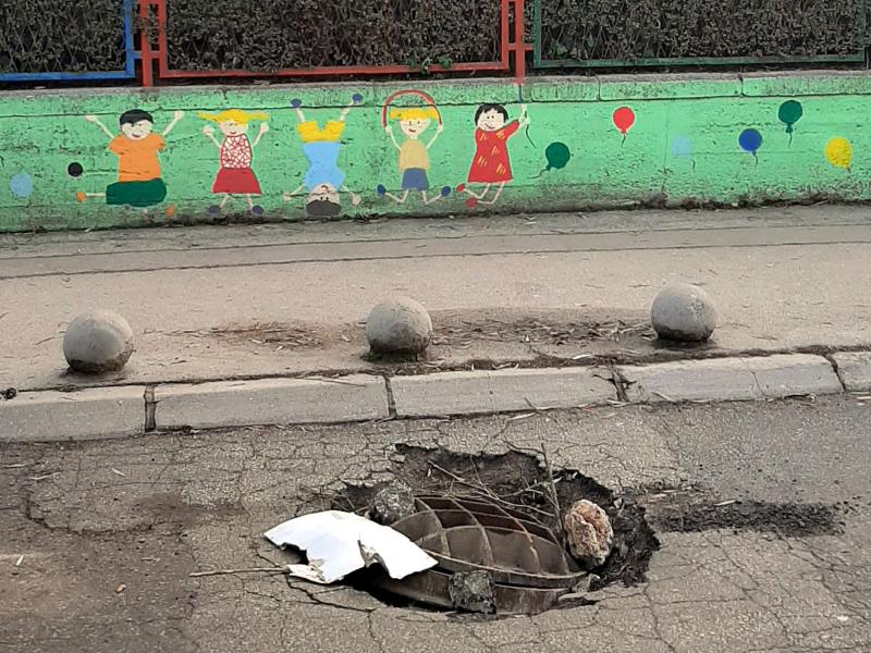Foto-vest: Rupa na putu ispred vrtića