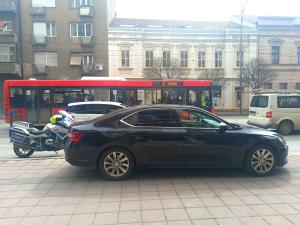 Foto-vest: Službena škoda gradonačelnice Niša nepropisno parkirana