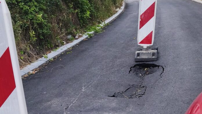 Foto-vest: Već ispucao završni sloj asfalta u Ruzveltovoj u Niškoj Banji