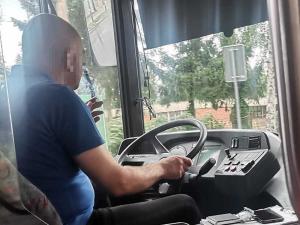 Foto-vest: Vozač autobusa u Nišu sa cigaretom za volanom
