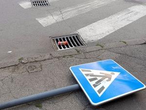 Foto-vest: Znak za pešački se onesvestio kraj pešačkog