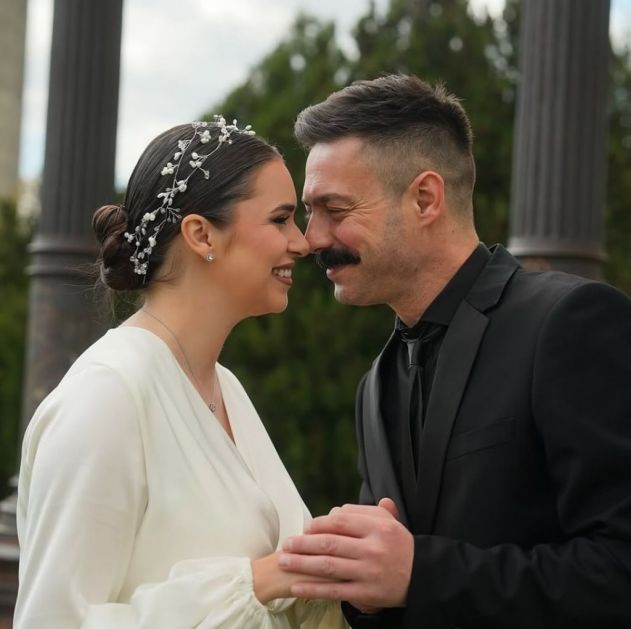 Fotografija koja topi srca: Milan Vasić i trudna Maja otkrili rajsko mesto gde čekaju prinovu
