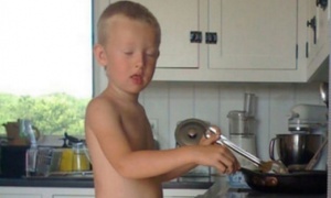 Fotografija mališana u kuhinji zaprepastila ceo svet zbog jednog detalja (FOTO)