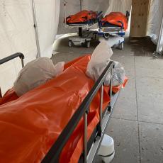 Fotografije iz njujorških bolnica pokazuju svu TRAGEDIJU PANDEMIJE: Tela umrlih ostavljena po hodnicima (FOTO/VIDEO)