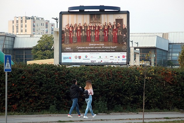 Fotografije najuspešnijih novosadskih đaka na bilbordima širom grada