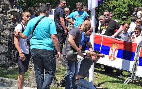        Fotografije otkrivaju nasilnike sa mitinga podrške Vučiću 
