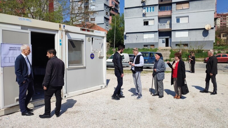 Fotografije sa biračkih mjesta na sjeveru Kosova
