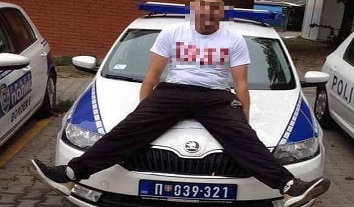 Fotografisao se na haubi policijskih kola, kažnjen sa 50.000 dinara