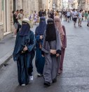 Francuska: 67 devojčica poslato kući; 300 prekršilo zabranu; Abaja je zabranjena