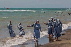 Francuska – Časnim sestrama nije zabranjeno kupanje u burkinju