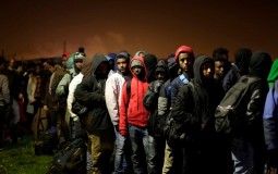 
					Francuska: Prvi autobus s migrantima napustio Kale 
					
									