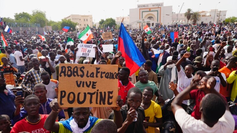 Francuska počela evakuaciju građana iz Nigera, prvi avion sletio u Pariz