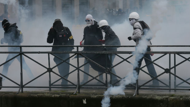 Zbog protesta, hiljade domaćinstava širom Francuske ostalo bez struje
