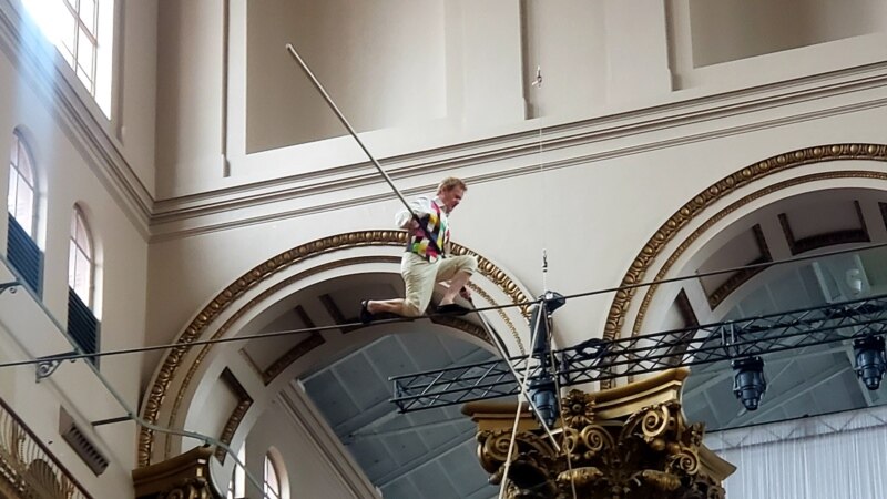 Francuski hodač po žici Filip Peti pokazao veštine u jednom od vašingtonskih muzeja 