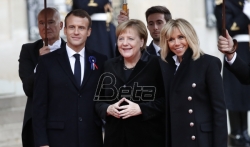 Francuski mediji: Gledateljka se rukovala sa Angelom Merkel misleći da je Brižit Makron