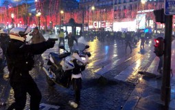 
					Francuski premijer je za mir sa Žutim prslucima, podržava policiju 
					
									